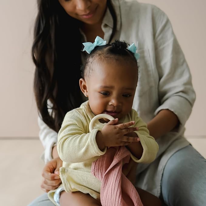 snuggle me® Nursing Cover - 100% Organic Cotton Muslin Nursing Cover Up for Breastfeeding with a BPA-Free Silicone Teether Ring, Ultra-Soft & Lightweight (33.5″ × 39.4″)