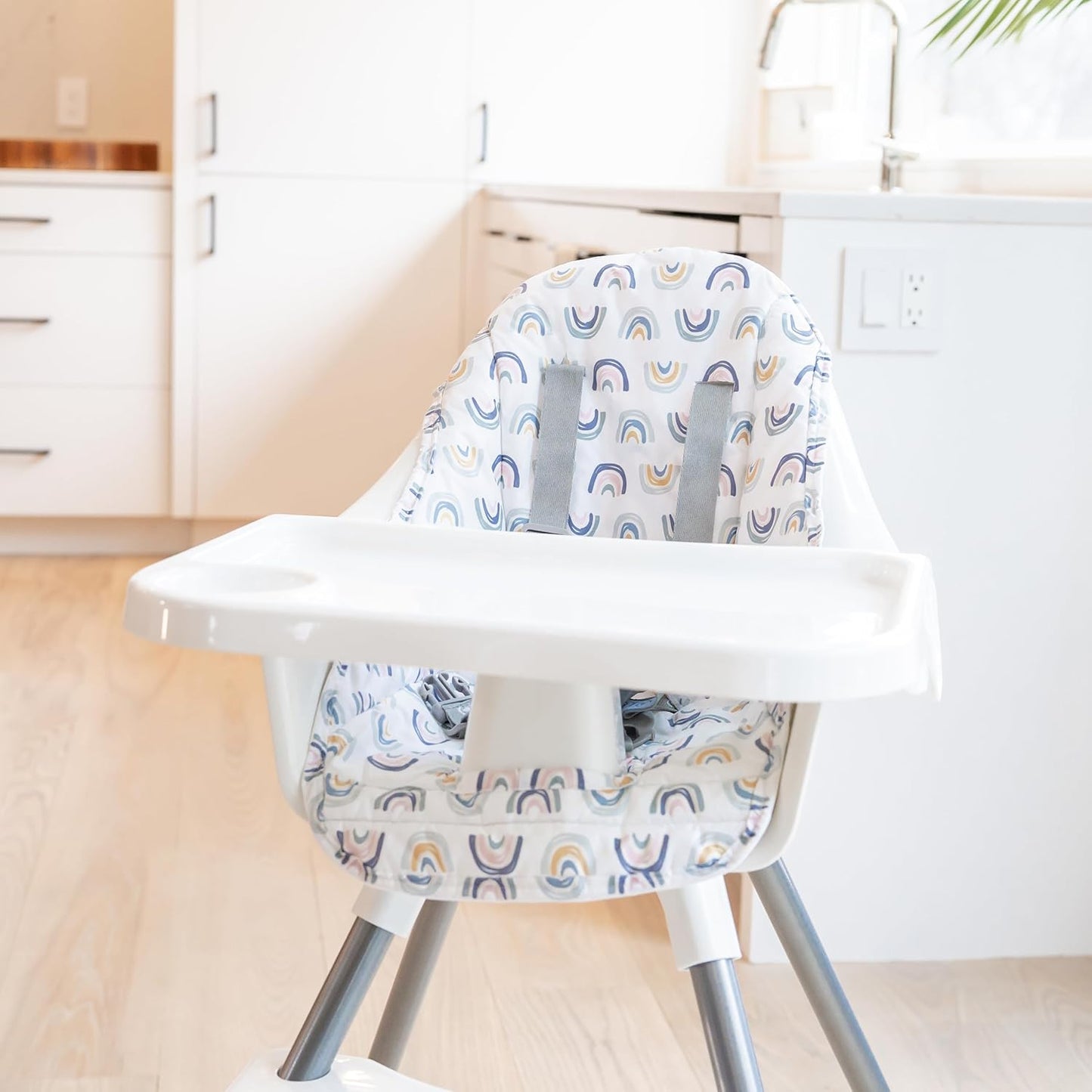 Regalo High Chair with Jelly Bean Seat Pad for Babies and Toddlers, Award Winning Brand, Removable Oversized Tray with Cup Holder, Five Point Harness, White