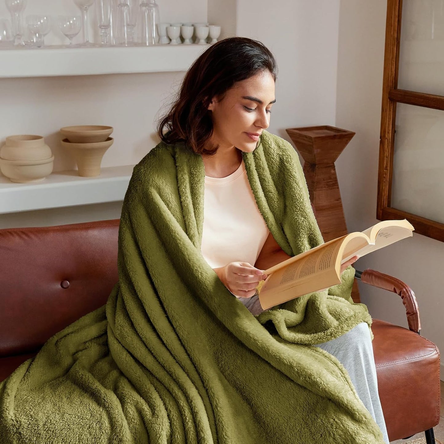 Exclusivo Mezcla Twin Size Flannel Fleece Blanket, Super Soft Velvet Plush Bed Blanket, Fuzzy Cozy and Warm for All Seasons, 60x80 Inches, Olive Green