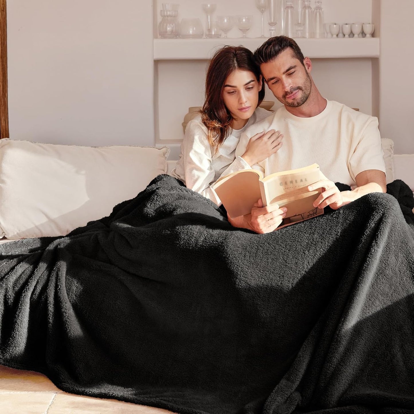 Exclusivo Mezcla Queen Size Flannel Fleece Blanket, Super Soft Velvet Plush Bed Blanket, Fuzzy Cozy and Warm for All Seasons, 90x90 Inches, Black